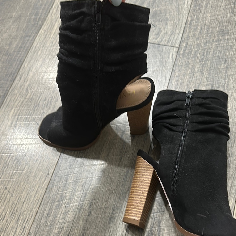 VENUS Black Heeled Boots with Slouchy Design